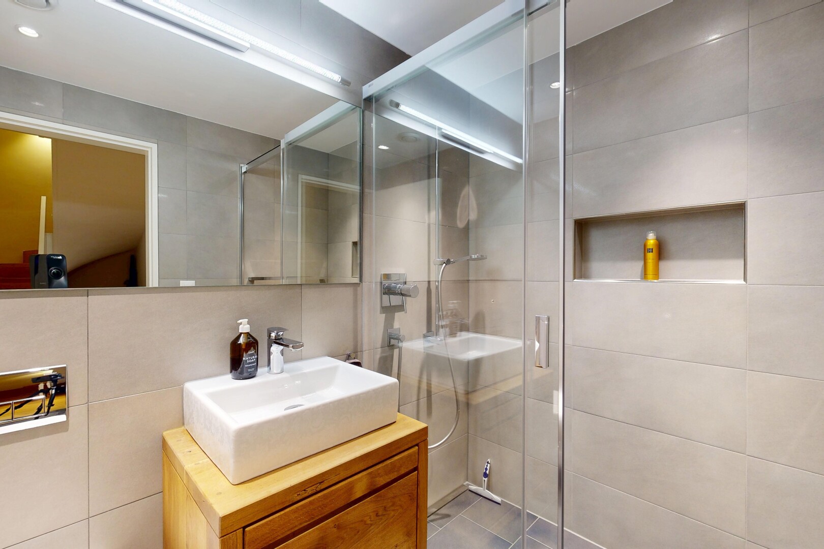 salle de bains avec lavabo (ou coiffeuse selon le contexte), salle de bain complète, mur en carrelage, tile wall, et douche