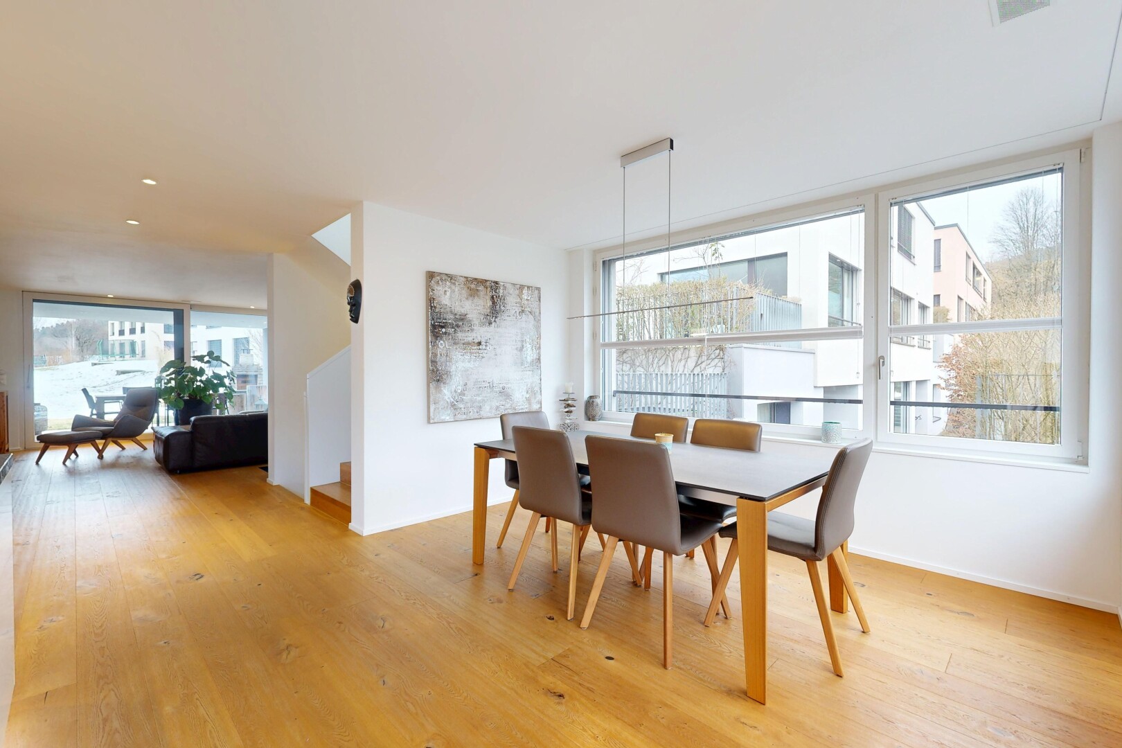 salle à manger avec inside property, wood finish floor, sol en finition bois, drywall, et cloison sèche