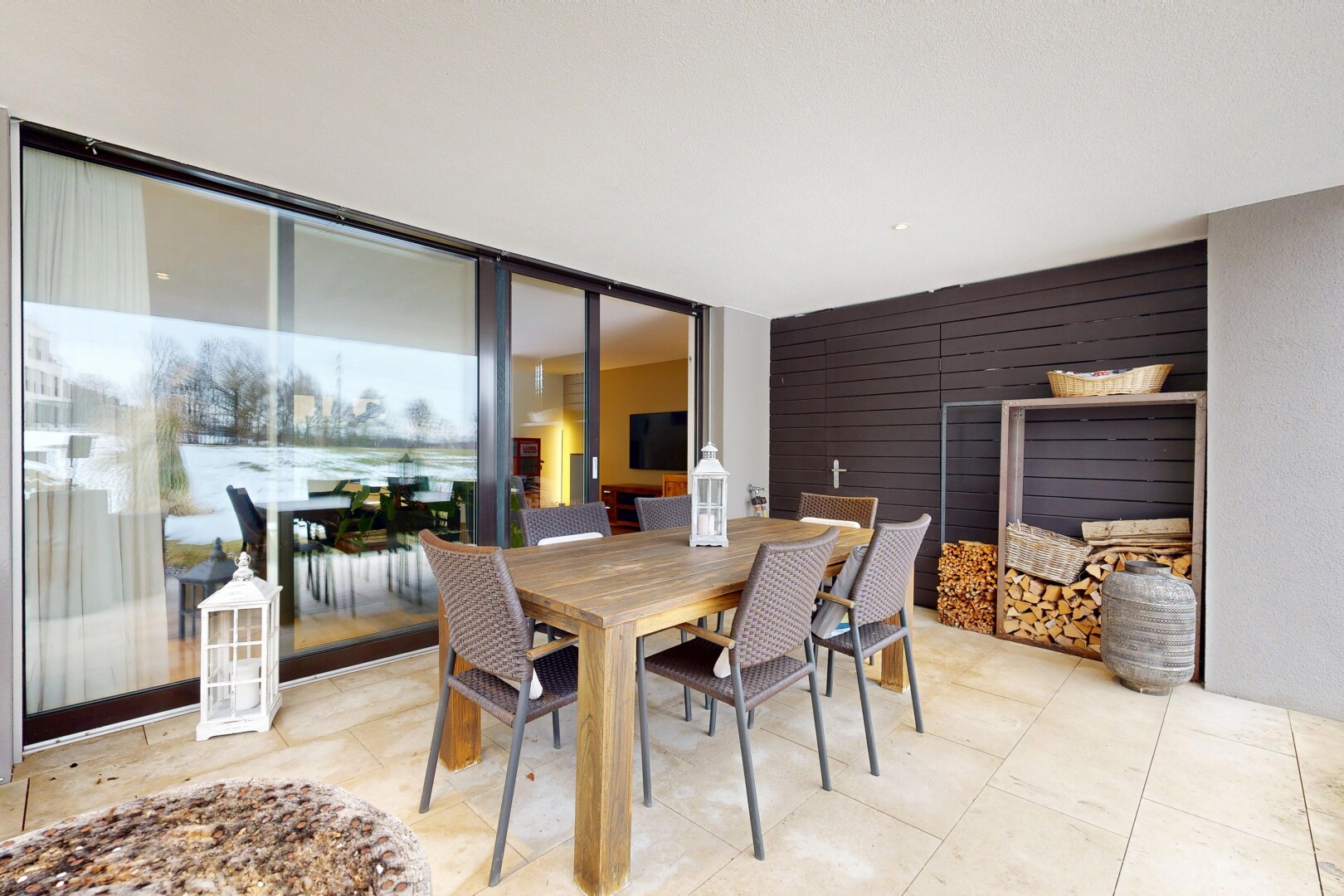 salle à manger avec from property