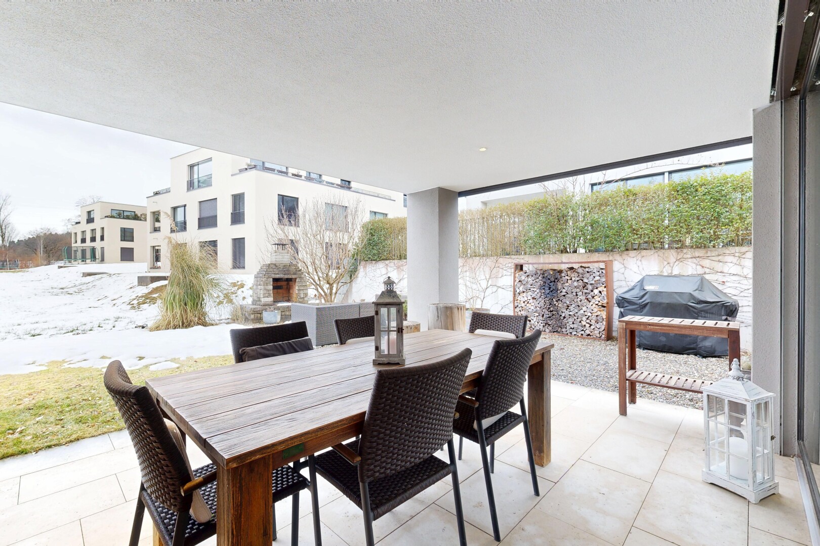 terrasse avec coin repas extérieur, terrasse, et cheminée