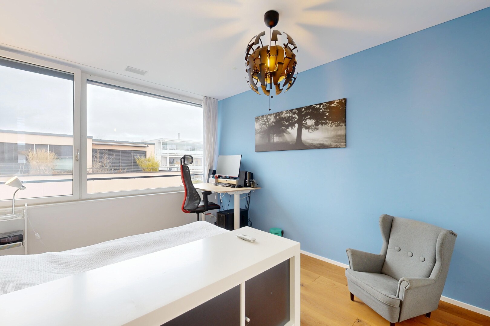 bureau avec cloison sèche, drywall, sol en finition bois, wood finish floor, et lumière naturelle