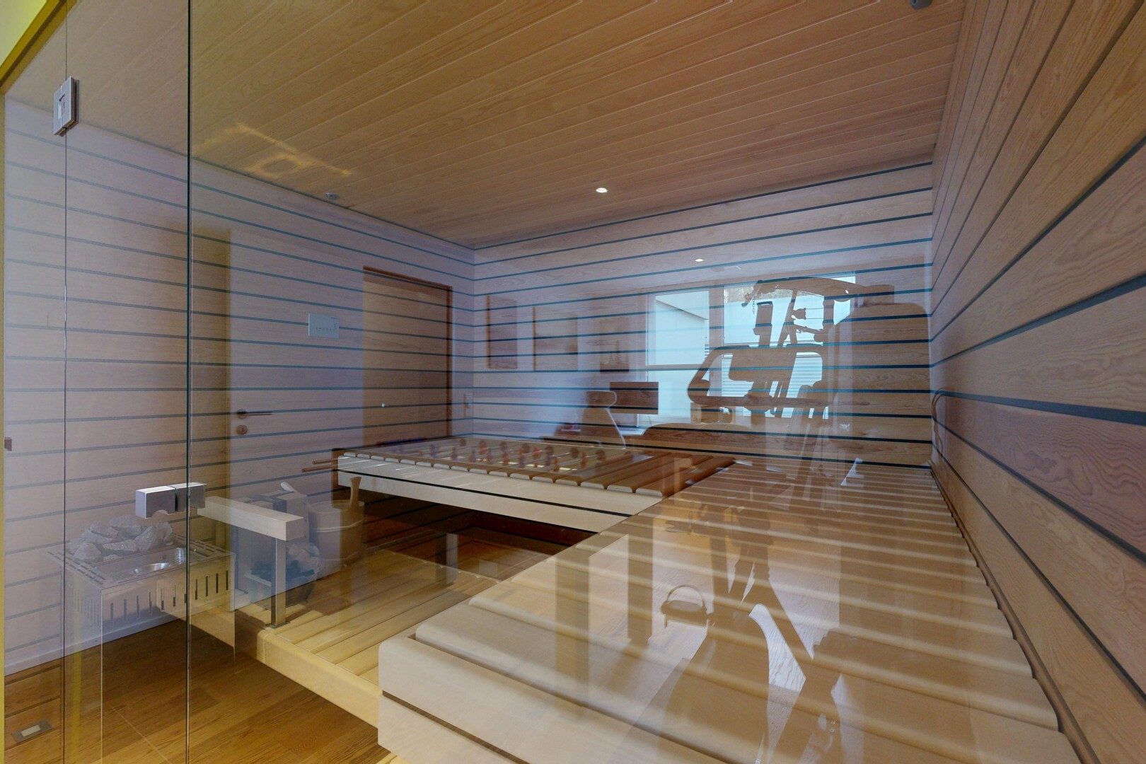 réception / lobby avec wood ceiling, wood finish floor, wood wall, et inside property