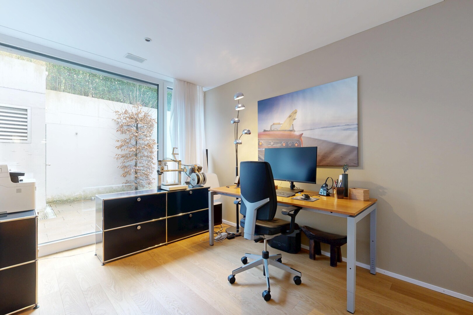 bureau avec drywall, cloison sèche, wood finish floor, sol en finition bois, et inside property