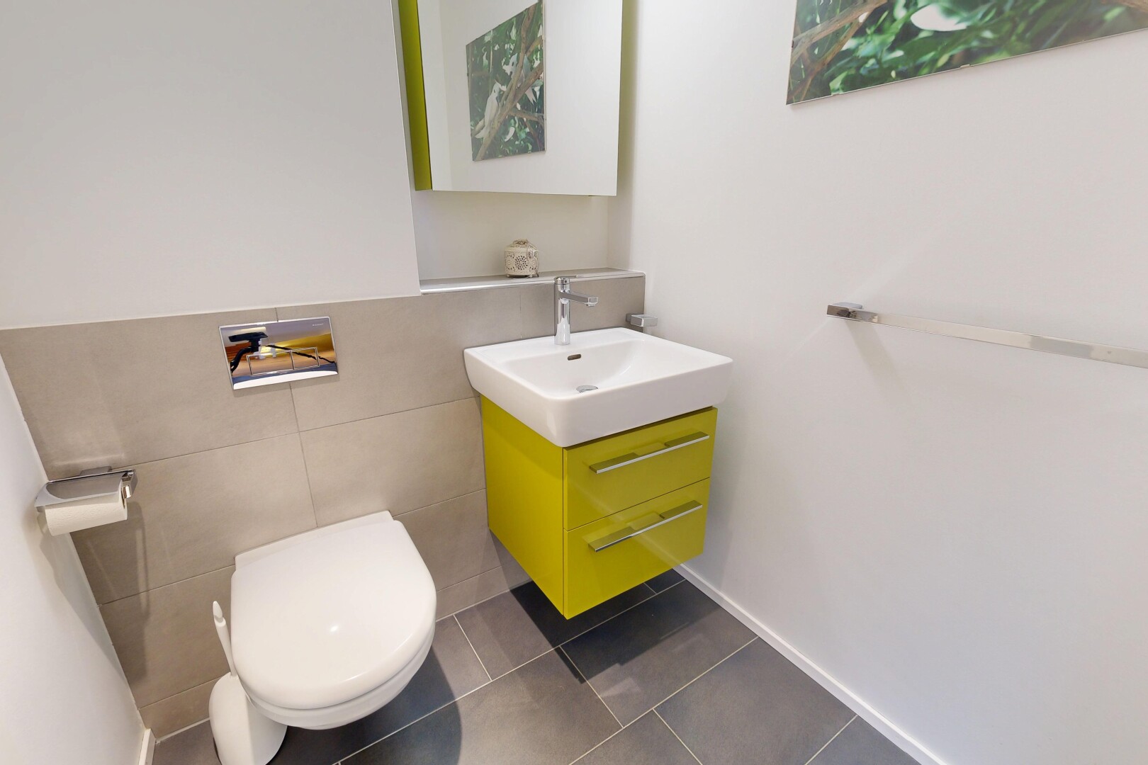 salle de bains avec tile wall, mur en carrelage, lavabo (ou coiffeuse selon le contexte), miroir, et dark floor