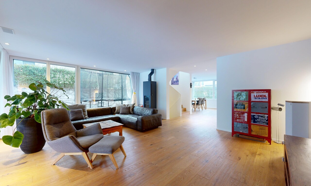 salon avec inside property, sol en finition bois, wood finish floor, lumière naturelle, et natural light