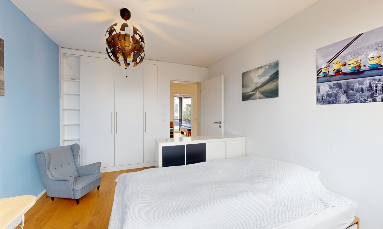 chambre avec drywall, cloison sèche, inside property, wood finish floor, et sol en finition bois