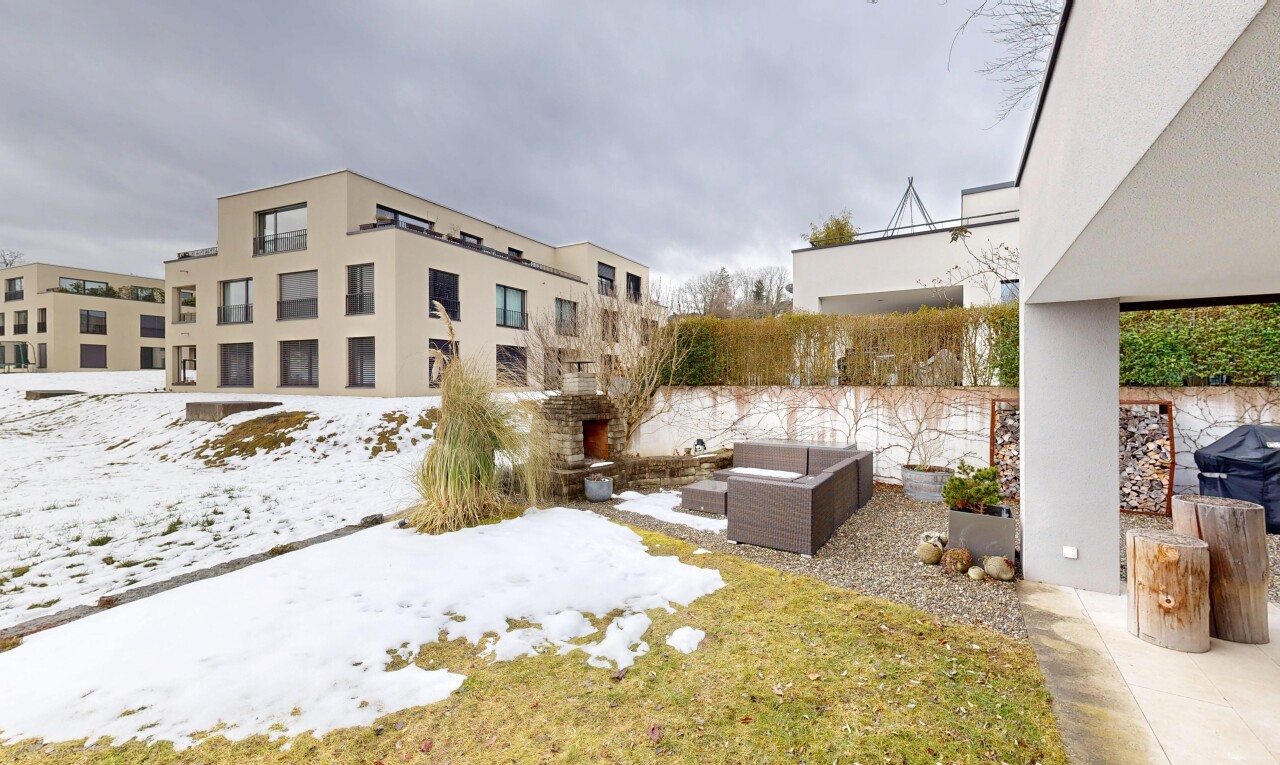 façade avec terrasse, overcast, espace de vie extérieur, bardage en stuc, et snow
