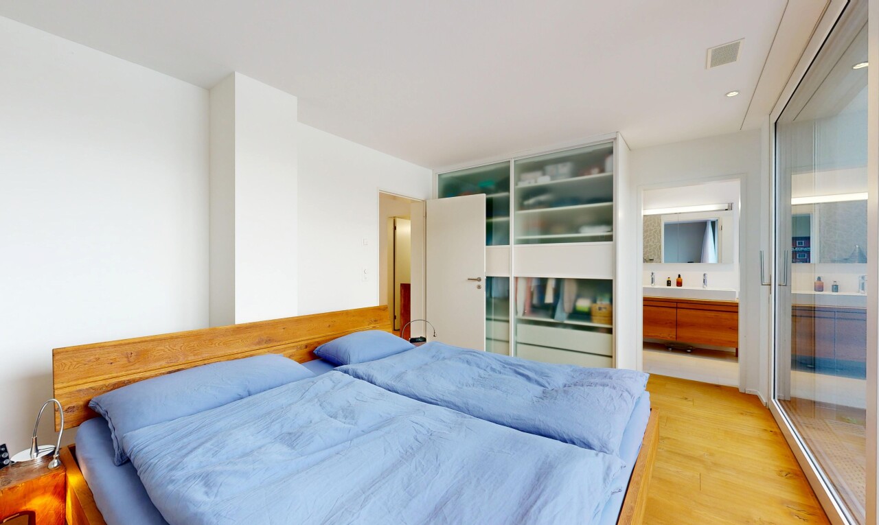 chambre avec inside property, wood finish floor, sol en finition bois, drywall, et cloison sèche