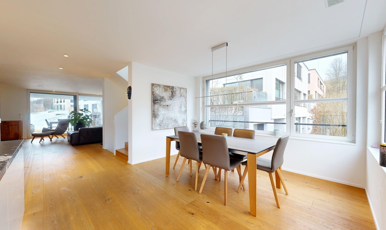 salle à manger avec inside property, wood finish floor, sol en finition bois, drywall, et cloison sèche