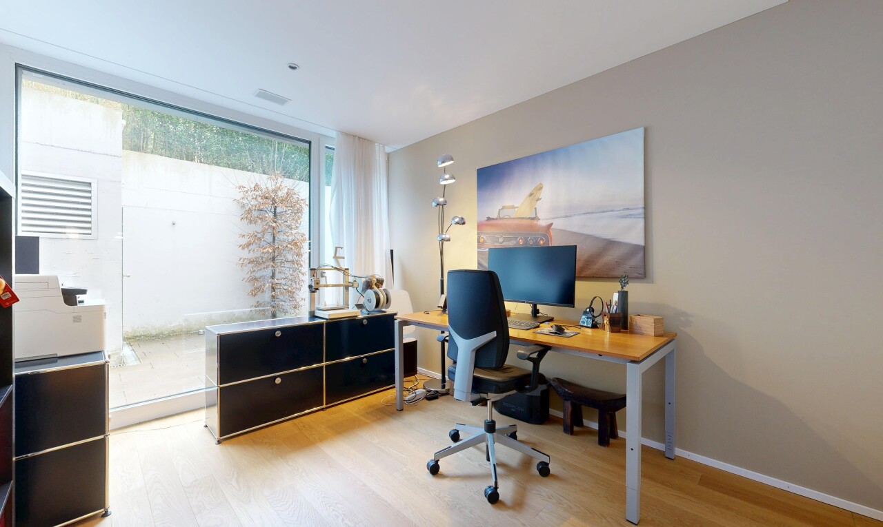 bureau avec drywall, cloison sèche, wood finish floor, sol en finition bois, et inside property