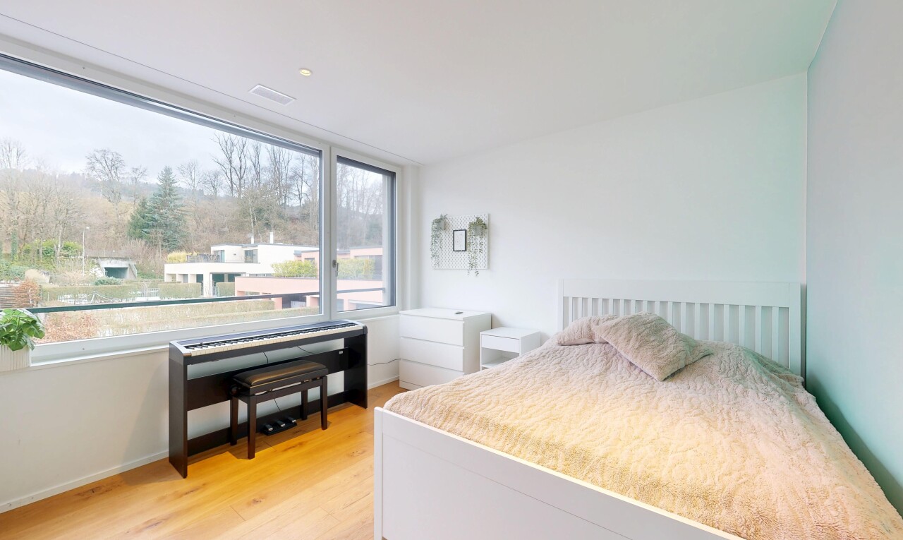 chambre avec cloison sèche, drywall, sol en finition bois, wood finish floor, et inside property