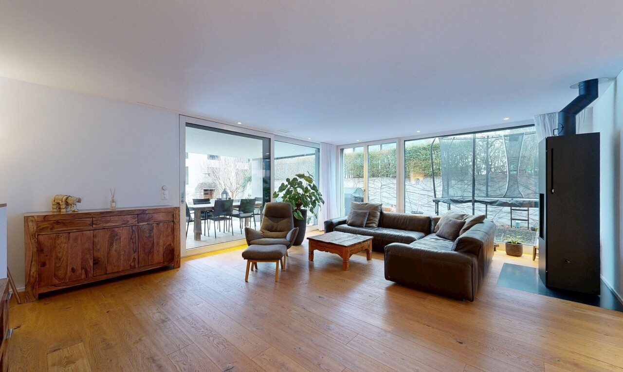 salon avec fenêtres du sol au plafond, floor ceiling windows, lumière naturelle, natural light, et inside property