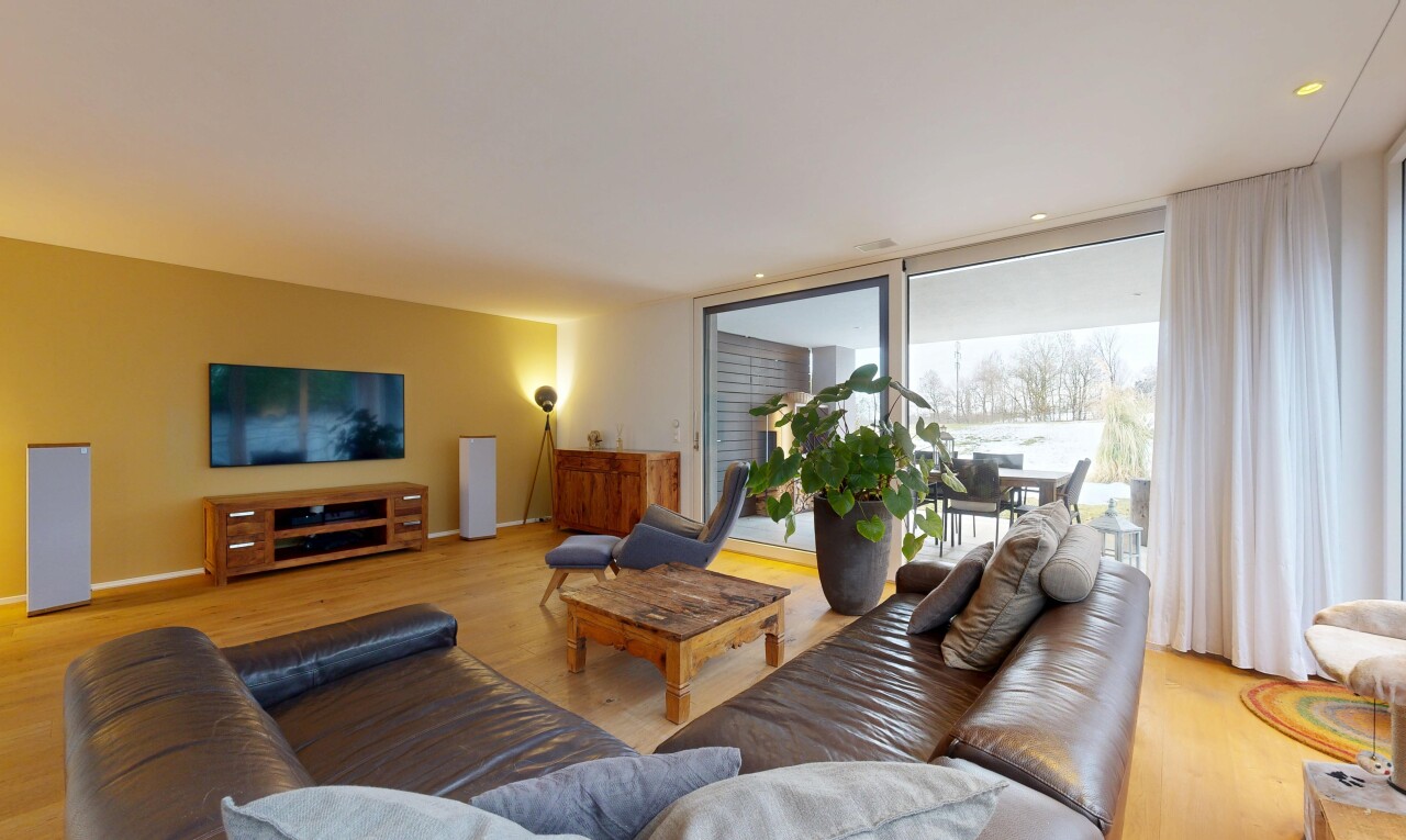 salon avec télévision, wood finish floor, sol en finition bois, floor ceiling windows, et fenêtres du sol au plafond