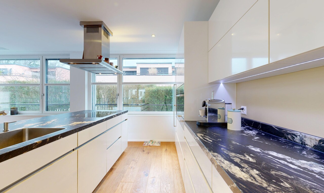 cuisine avec dark countertops, white cabinets, armoires blanches, hotte, et flat panel cabinets