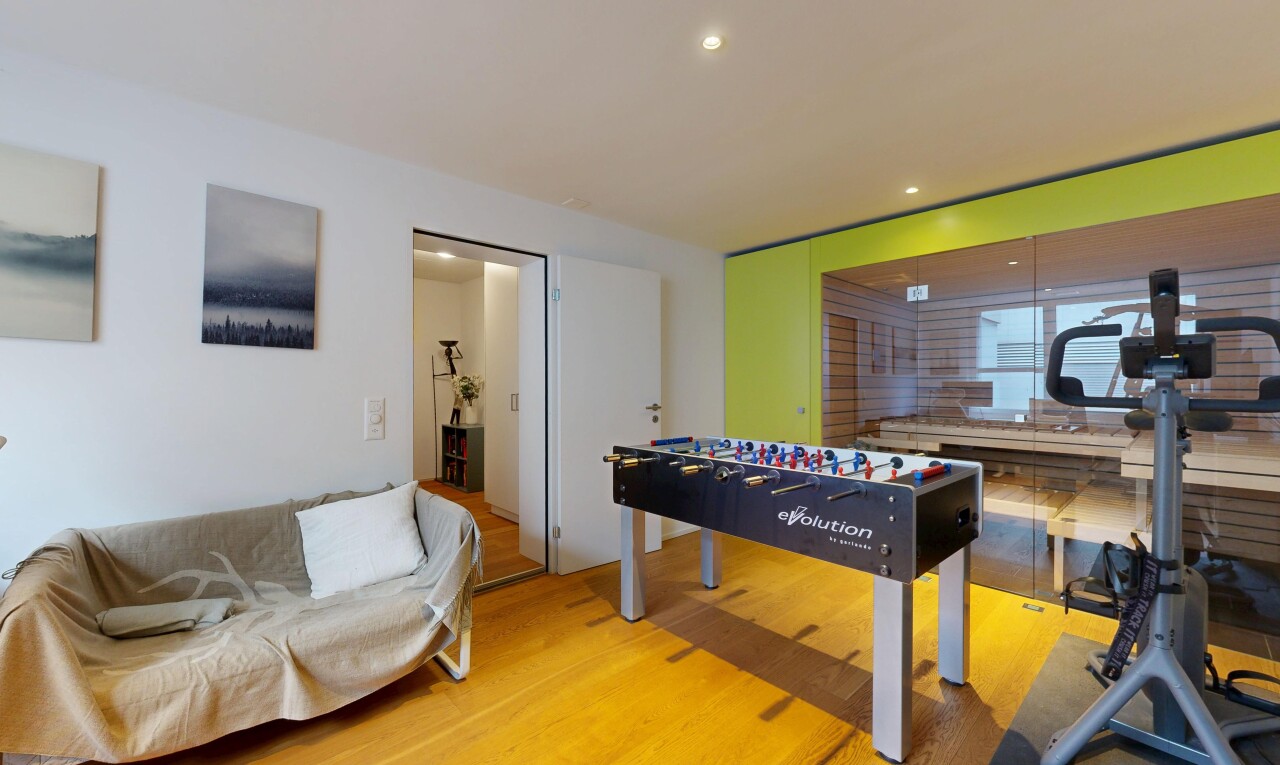 salon avec inside property, wood finish floor, sol en finition bois, drywall, et cloison sèche
