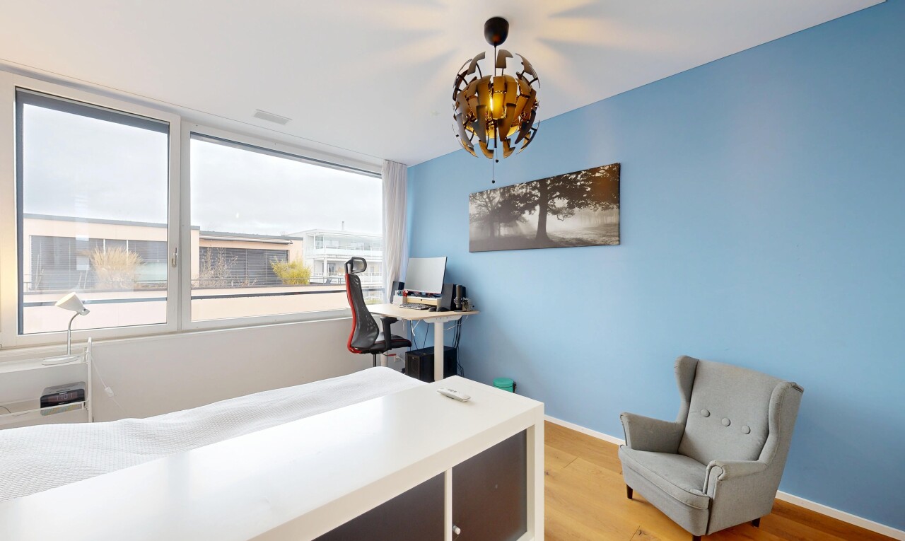 bureau avec cloison sèche, drywall, sol en finition bois, wood finish floor, et lumière naturelle