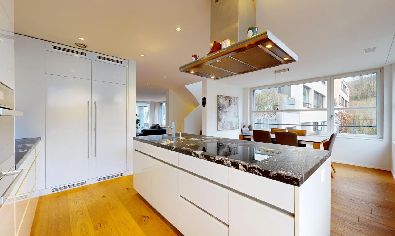 cuisine avec dark countertops, white cabinets, armoires blanches, flat panel cabinets, et armoires à panneau plat