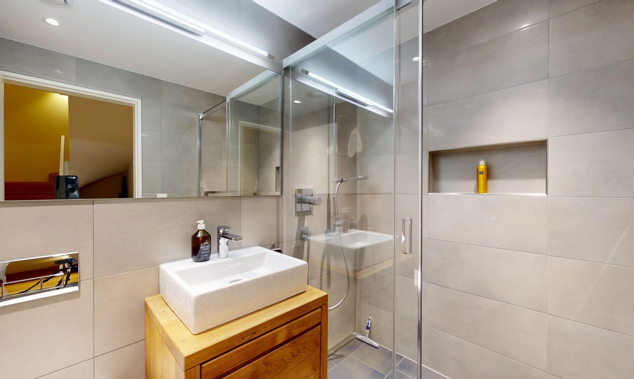 salle de bains avec lavabo (ou coiffeuse selon le contexte), salle de bain complète, mur en carrelage, tile wall, et douche
