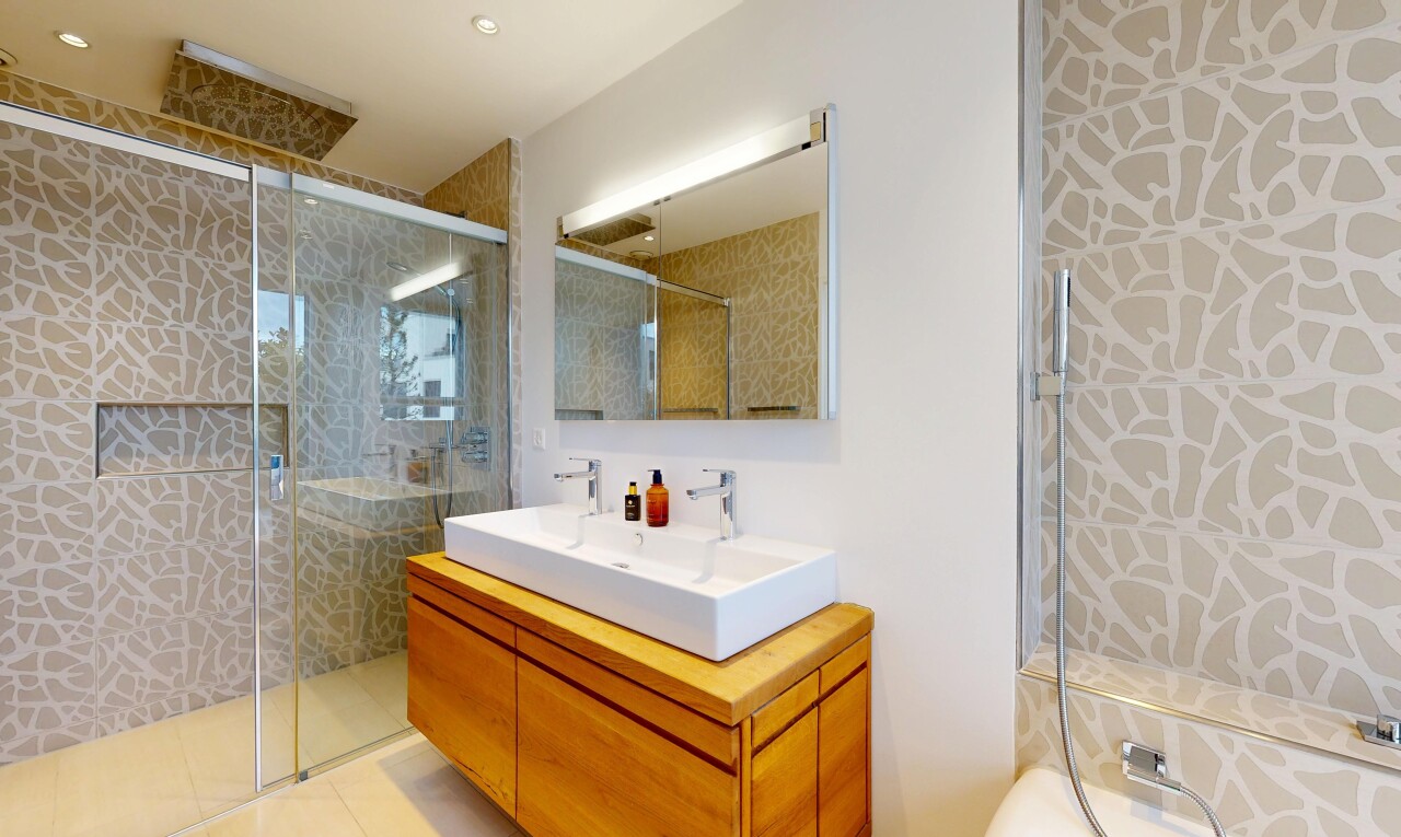 salle de bains avec salle de bain complète, lavabo (ou coiffeuse selon le contexte), cloison sèche, drywall, et inside property