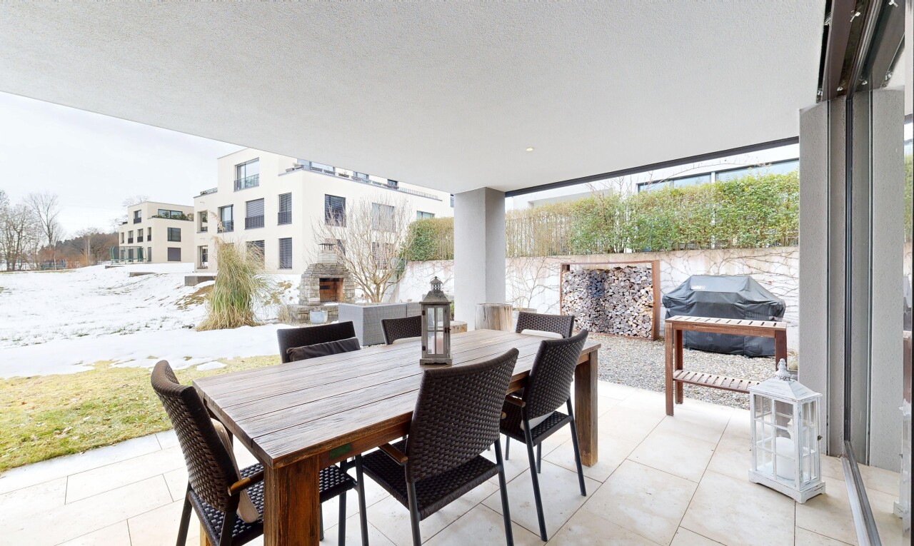 terrasse avec coin repas extérieur, terrasse, et cheminée