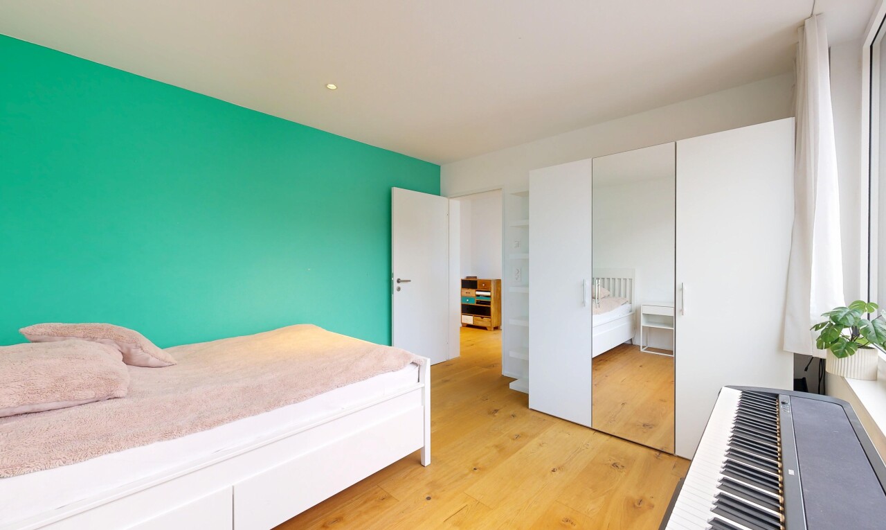 chambre avec sol en finition bois, wood finish floor, cloison sèche, drywall, et inside property