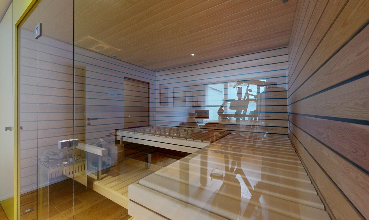 réception / lobby avec wood ceiling, wood finish floor, wood wall, et inside property