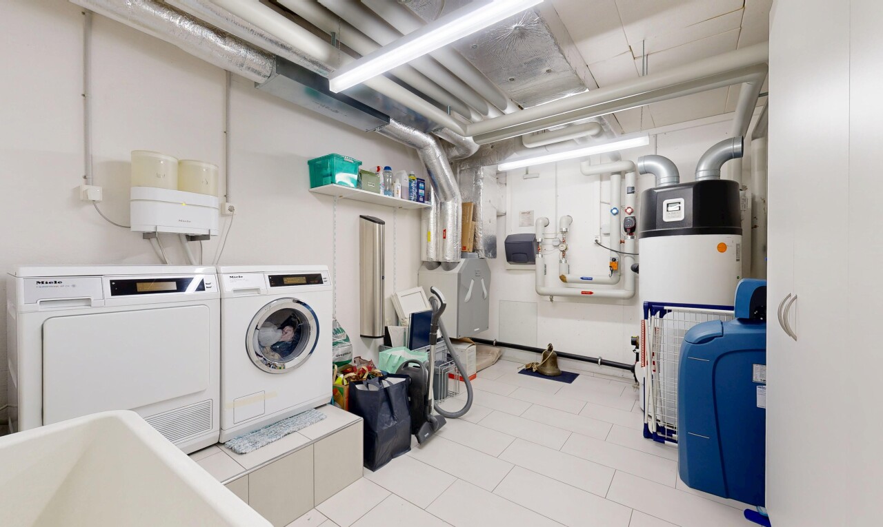 buanderie avec inside property, cloison sèche, drywall, lave-linge et sèche-linge séparés, et light floor
