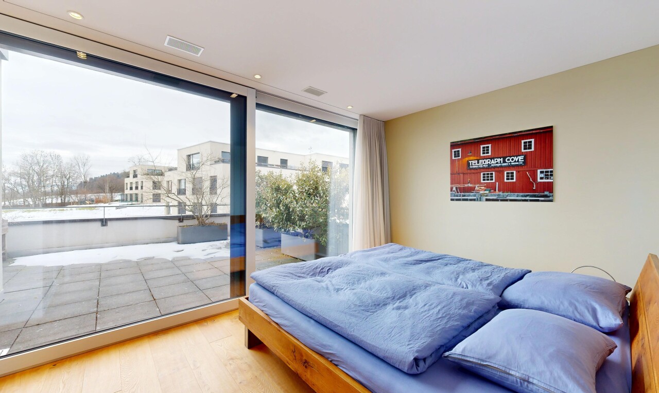 chambre avec lumière naturelle, natural light, sol en finition bois, wood finish floor, et cloison sèche
