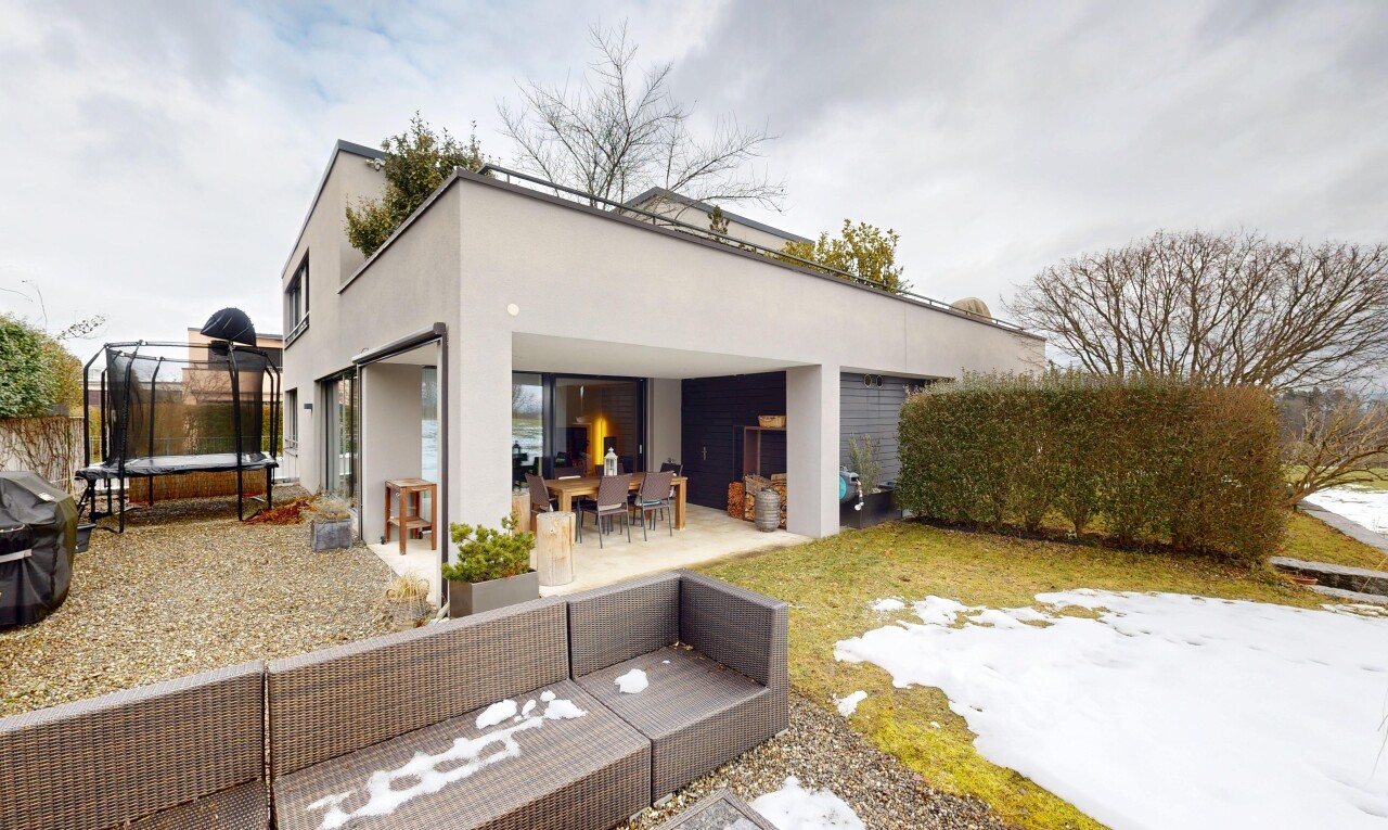 façade avec trampoline, terrasse, espace de vie extérieur, bardage en stuc, et property visible