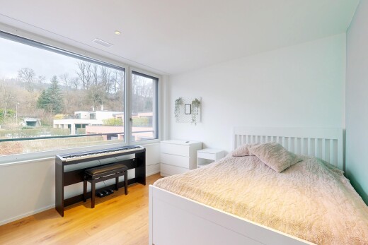 zimmer / schlafzimmer mit gipskartonwand, drywall, holzfußboden, wood finish floor, und inside property