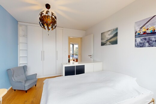 zimmer / schlafzimmer mit drywall, gipskartonwand, inside property, wood finish floor, und holzfußboden