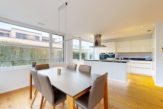 esszimmer mit wood finish floor, holzfußboden, light floor, inside property, und drywall