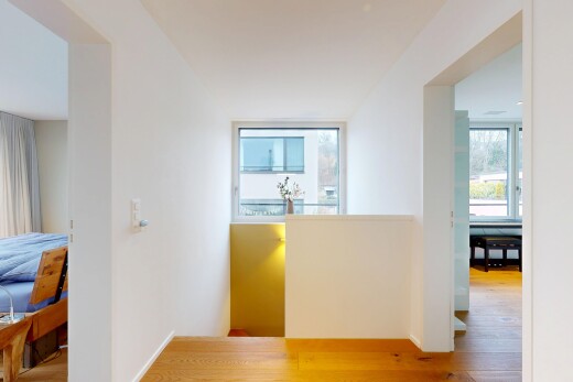 halle / korridor mit wood finish floor, holzfußboden, drywall, gipskartonwand, und natural light