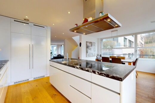 küche mit dark countertops, white cabinets, weiße schränke, flat panel cabinets, und schränke mit flachen paneelen