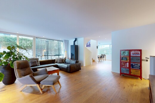 wohnzimmer mit inside property, holzfußboden, wood finish floor, natürliches licht, und natural light