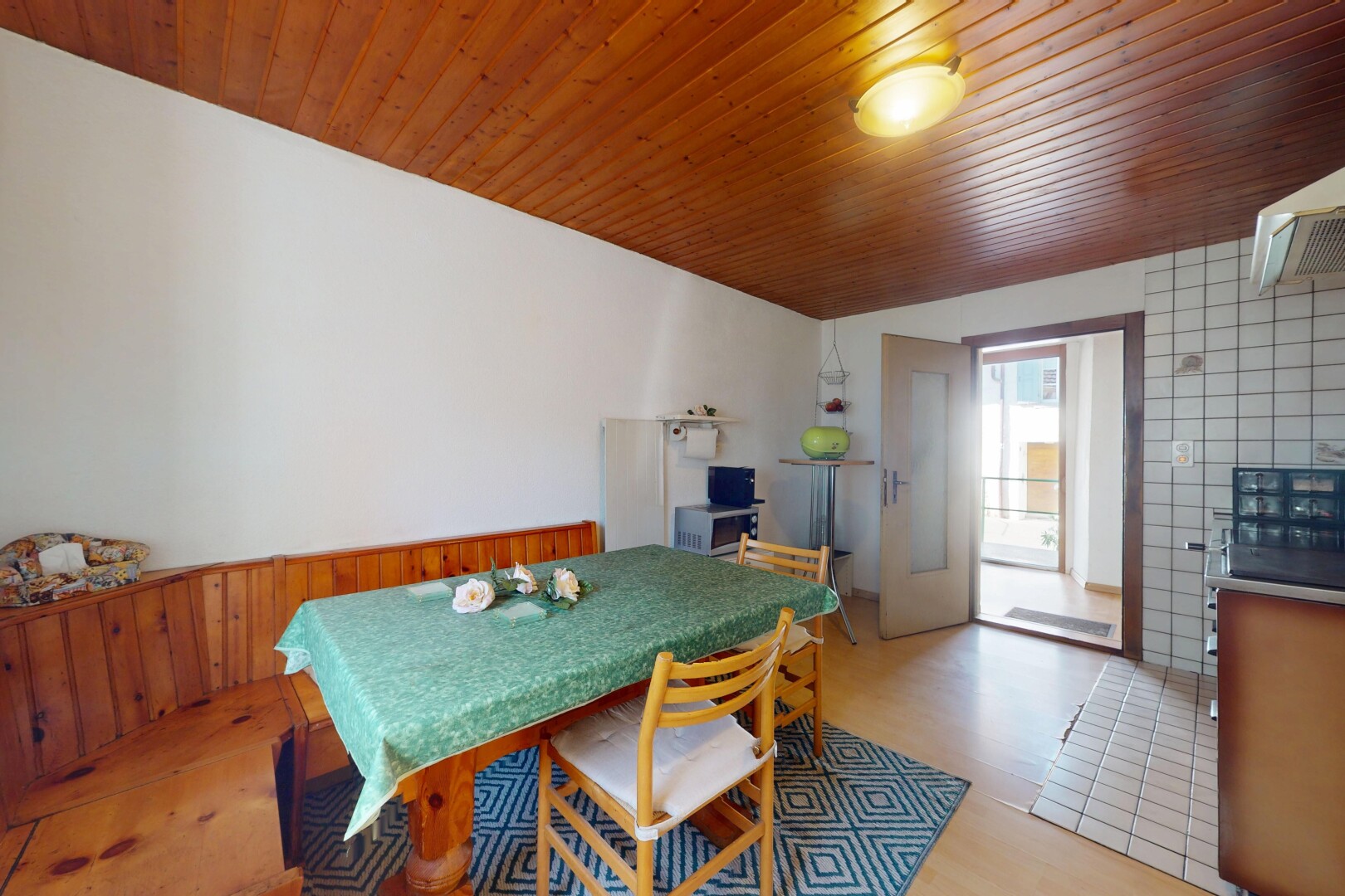 salle à manger avec inside property, cloison sèche, drywall, mur en bois, et wood wall