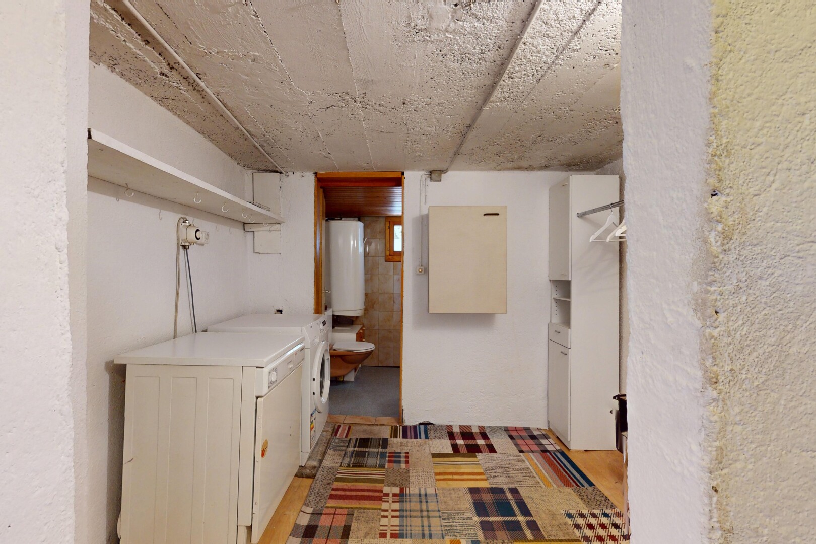 buanderie avec inside property, low ceiling, plafond bas, sous-sol, et lave-linge et sèche-linge séparés
