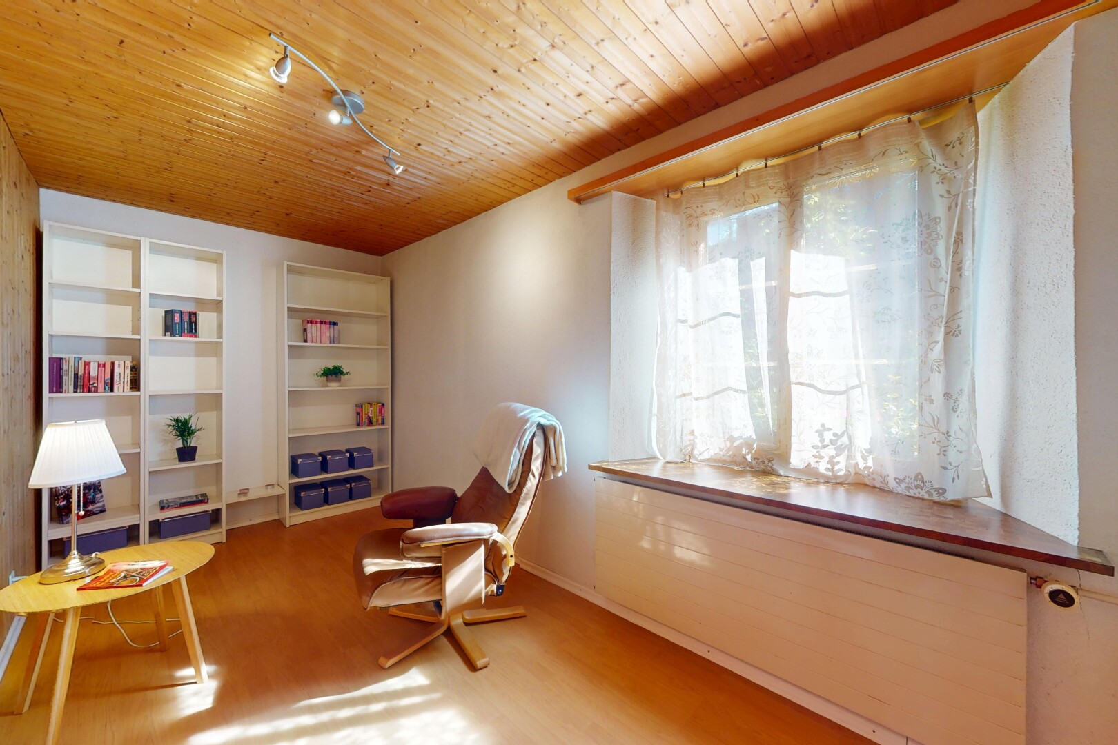 bureau avec lumière naturelle, natural light, sol en finition bois, wood finish floor, et inside property