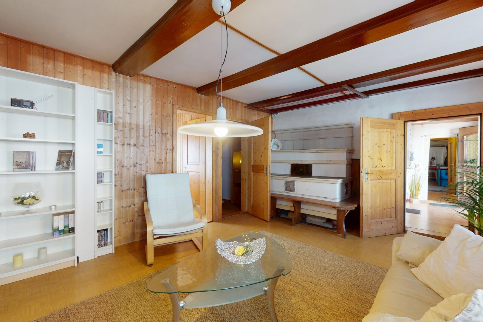 salon avec mur en bois, wood wall, inside property, plafond à poutres, et beamed ceiling