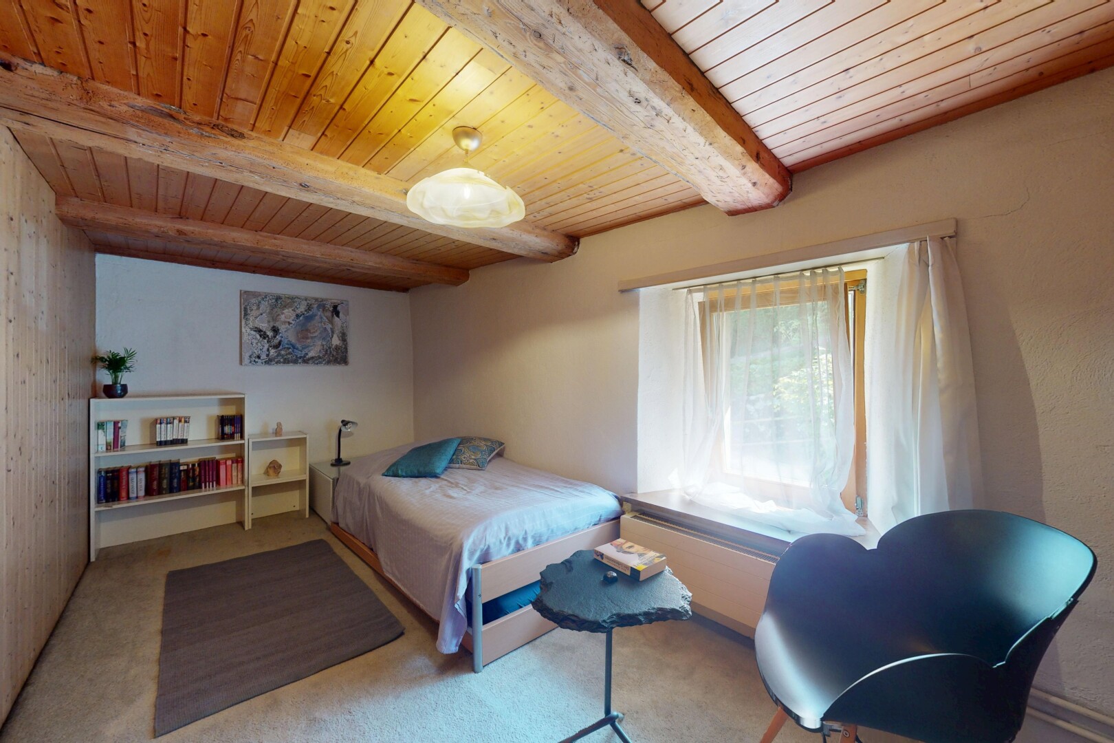 chambre avec inside property, beamed ceiling, plafond à poutres, natural light, et lumière naturelle