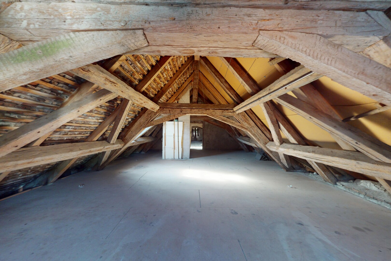 pièce vide avec cathedral ceiling, plafond cathédrale, unfinished floor, inside property, et vaulted ceiling