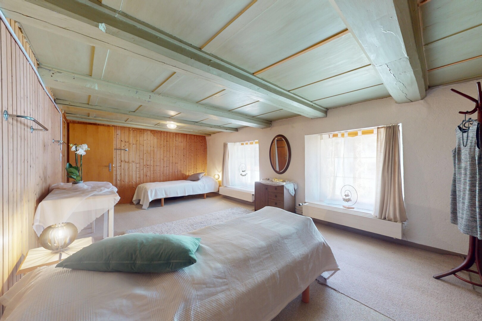 chambre avec inside property, lumière naturelle, natural light, moquette, et carpet