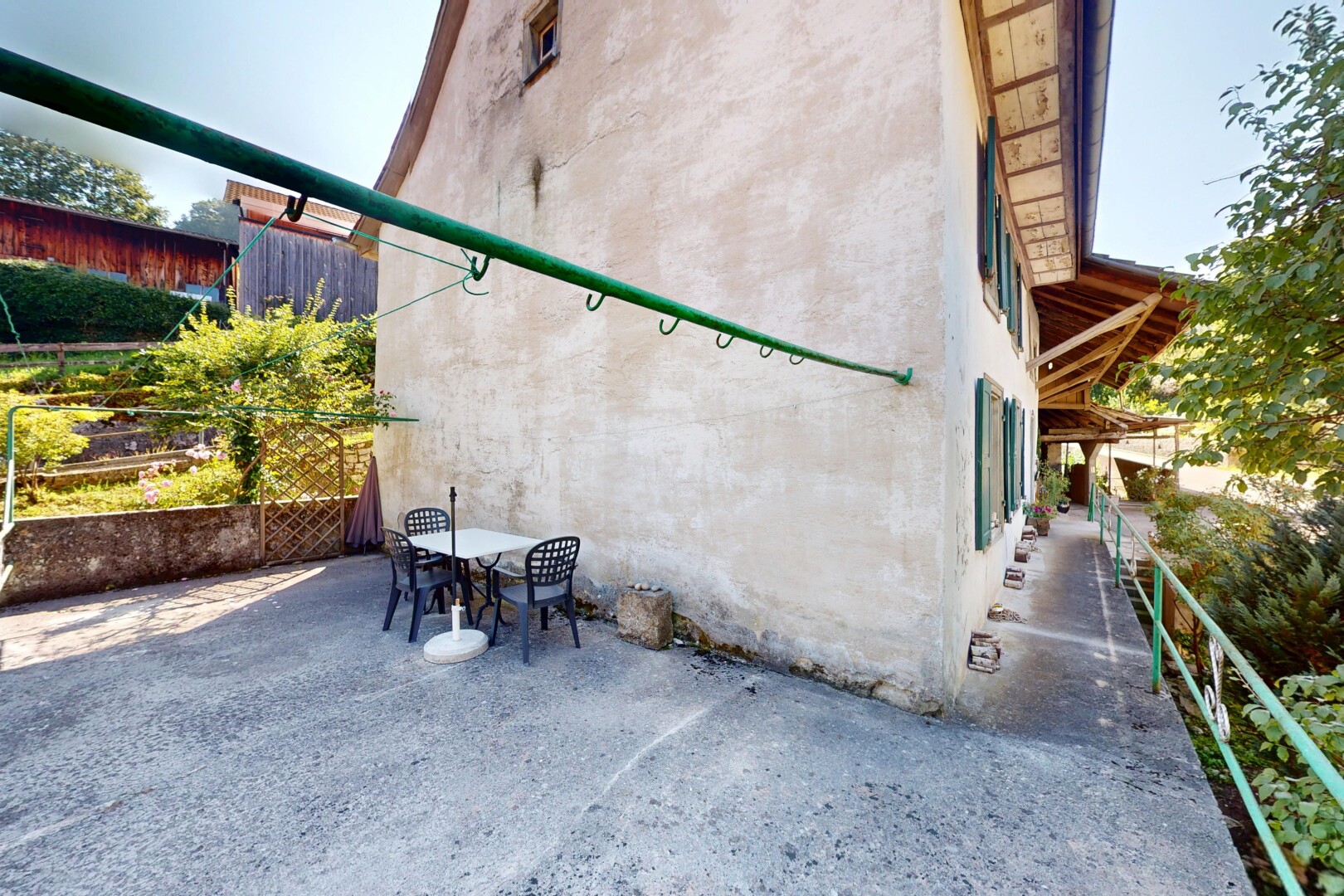 terrasse avec terrasse, property visible, day time, et clôture