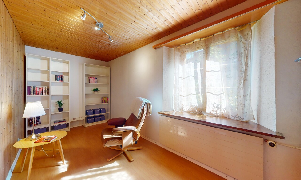 bureau avec lumière naturelle, natural light, sol en finition bois, wood finish floor, et inside property