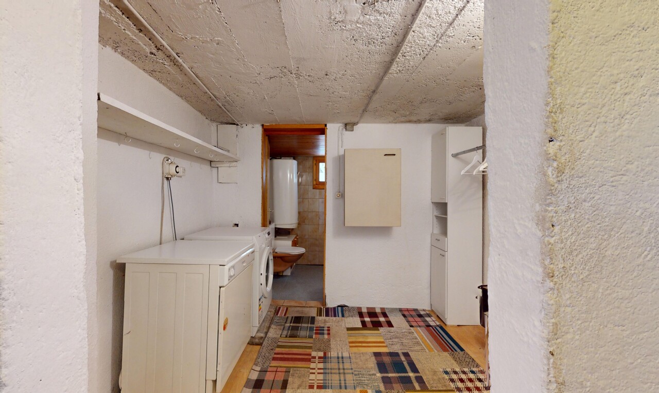 buanderie avec inside property, low ceiling, plafond bas, sous-sol, et lave-linge et sèche-linge séparés