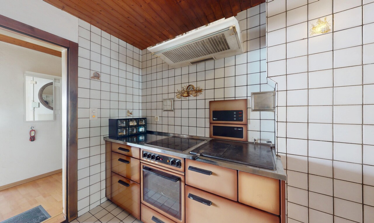 cuisine avec four, wood ceiling, plafond en bois, hotte, et inside property