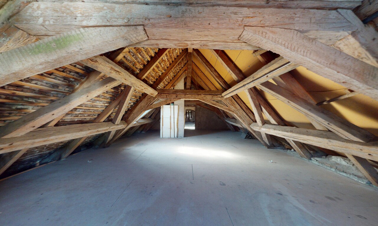 pièce vide avec cathedral ceiling, plafond cathédrale, unfinished floor, inside property, et vaulted ceiling