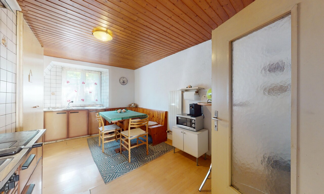 salle à manger avec inside property, drywall, cloison sèche, wood finish floor, et sol en finition bois