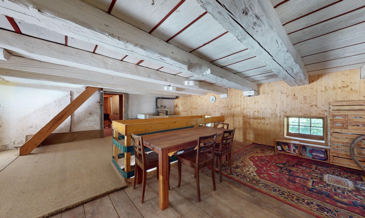 salle à manger avec inside property, plafond à poutres, beamed ceiling, mur en bois, et wood wall