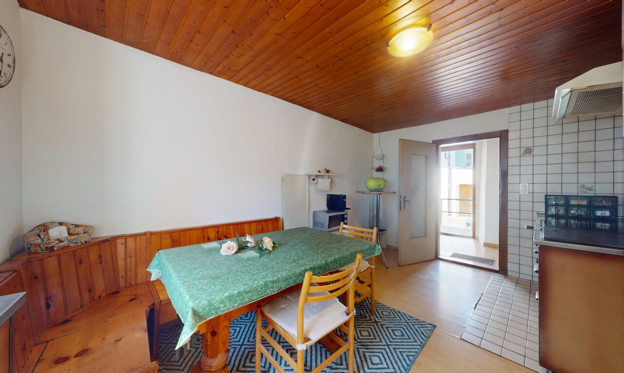 salle à manger avec inside property, cloison sèche, drywall, mur en bois, et wood wall
